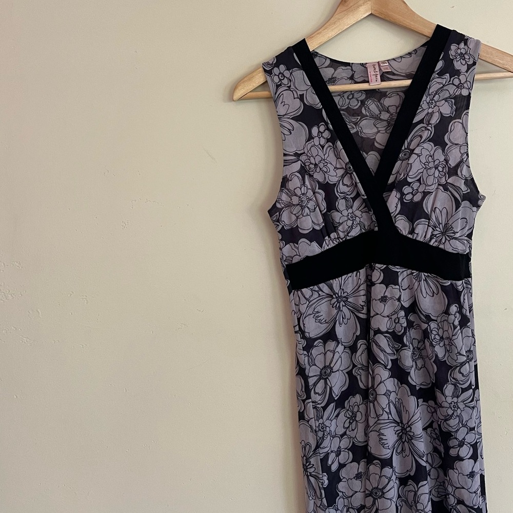 Sweet Pea Black and Gray Floral Tunic Top